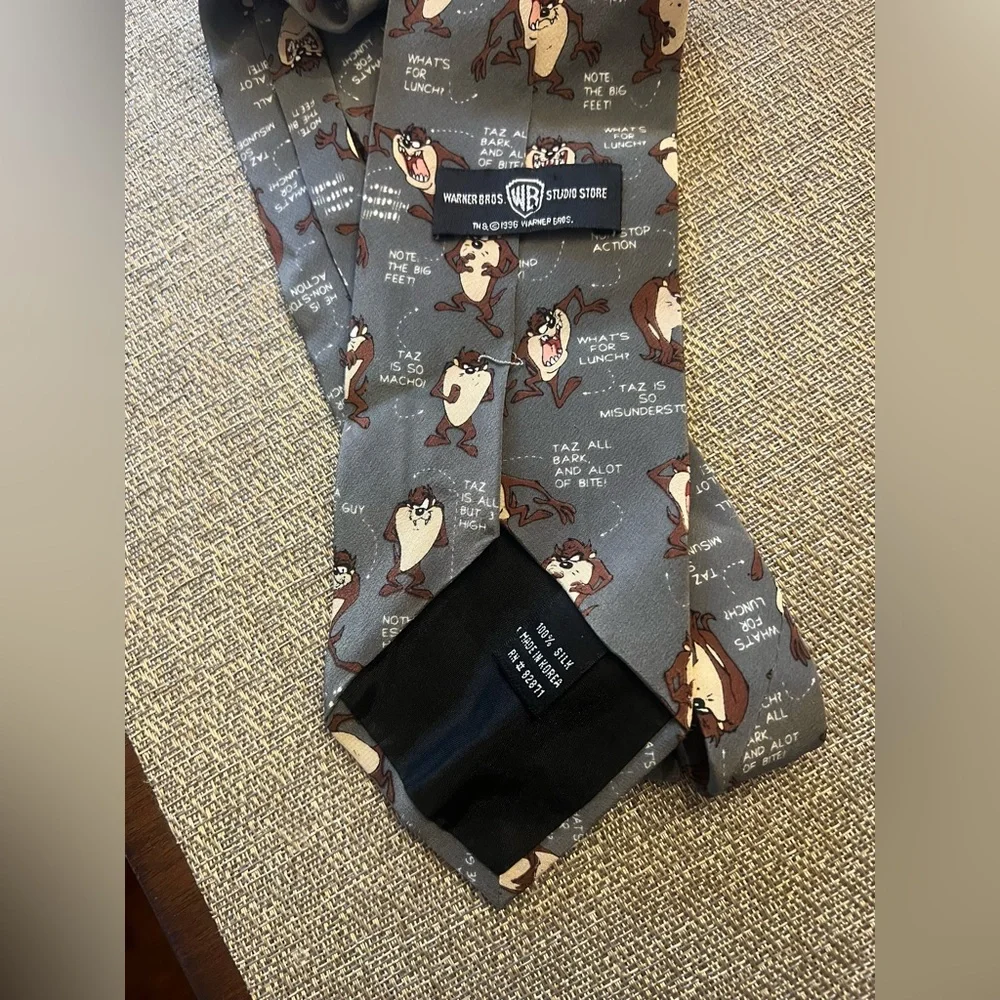 Warner Bros. ‎ Tasmanian Devil 100% silk tie